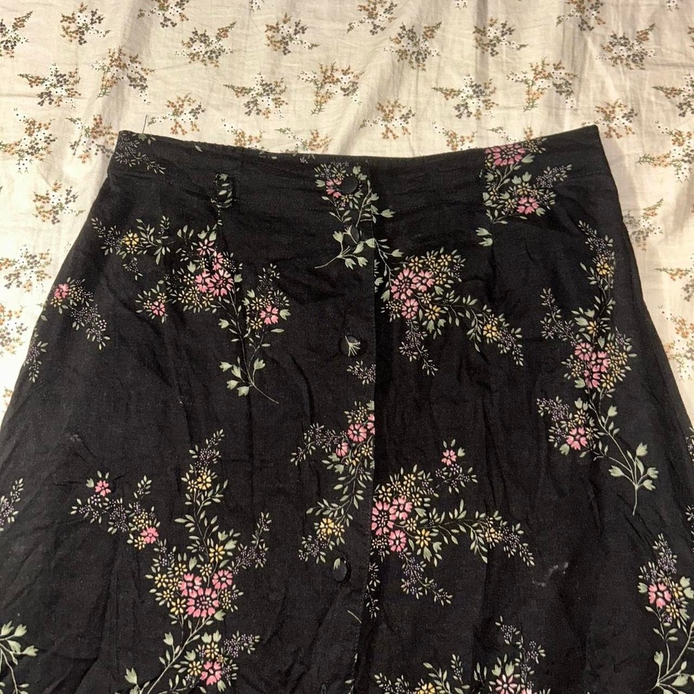 Vintage Black floral midi skirt with buttons - Picture 2 of 6